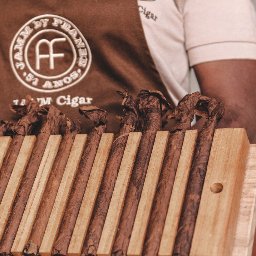 Trabalho manual com folhas de tabaco e moldes de madeira